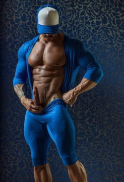 tommytank4:  https://www.tumblr.com/blog/tommytank4 for hot and muscular men.