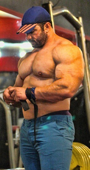 worshipalphamales: pjsesq:  Mojtaba Notarki What a hairy ape. Holy Christ.   FUCK. ME. 