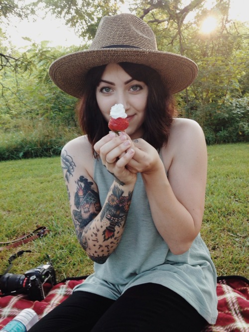 nicolejanelle:  ohhellokelsey:  Some snaps from our picnic in the park last night | processed with VSCOcam  Wow! 