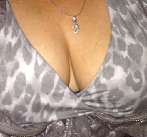 msbustybrunette:  Heading out for a bit.. Think hubby will approve of my top?  - Posted using Mobypicture.com  