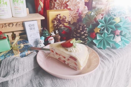 [7⃞甜點日誌] #草莓千層蛋糕  #7號驛站 —————— #millecrepe #xmas #xmasdecor #str