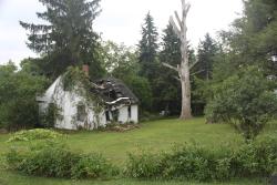 destroyed-and-abandoned:The neighbors house.