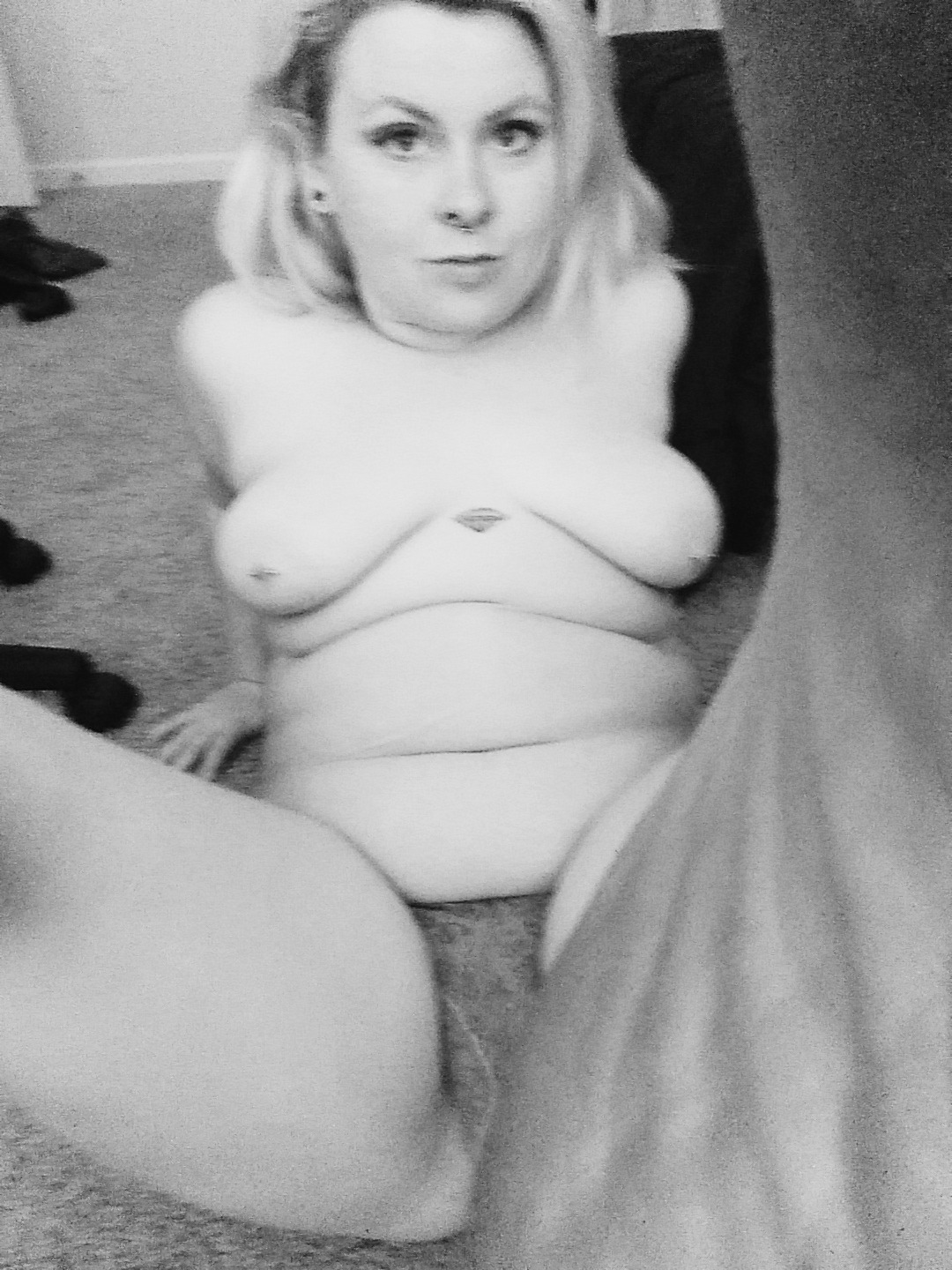 chellesilverstein:  I can take nudes with my toes. #selfieolympics?