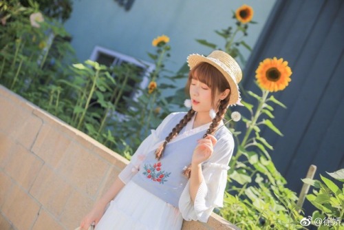 cfensi: Xu Jiao models modern hanfu from 织羽集