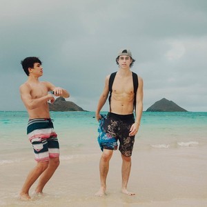hotfamousmen:  Nash and Hayes Grier
