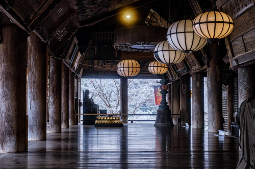 thekimonogallery:Hasedera Temple in Nara. Photography by Norichika