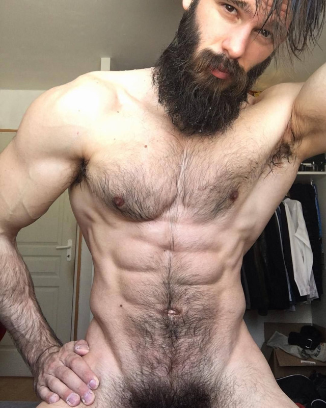 hairydadsandmuscle:Naturally furry, untrimmed