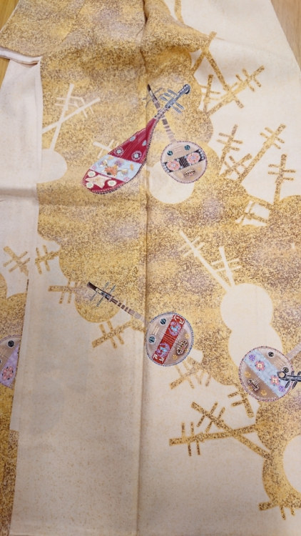 Unusual kimono depicting Gekkinlutes (seen on, photo from)OP called those biwa but biwa are more pea