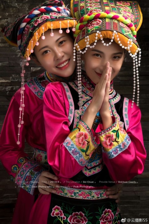 Photoshoot of two women of the Qiang ethnicity in Mianyang