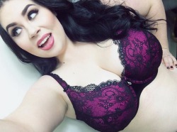 italiankong:  Beautiful Veronica Belle. Curvy and perfect.