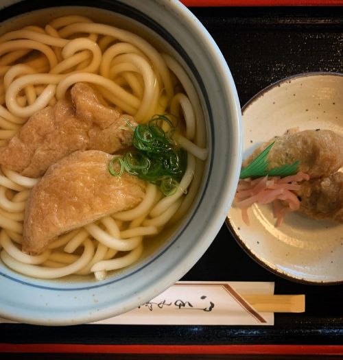 伏見稲荷大社できつねうどんと稲荷寿司 (Fushimi Inari-taisha)www.instagram.com/p/CMG10zbDv25/?igshid=1rdk7v4o1sq