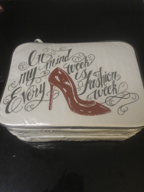 I love the my boyfriend&rsquo;s mom got me a super appropriate gift! This makeup/jewelry case in