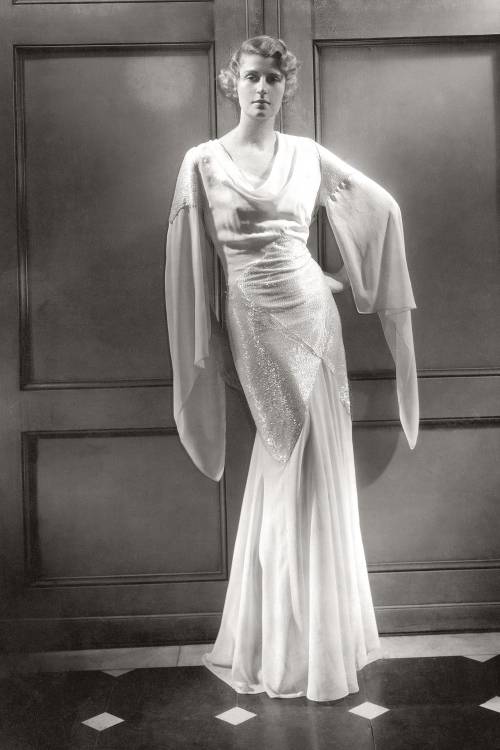 Chanel 1930 Evening Gown, Photo Edward Steichen — Clipping