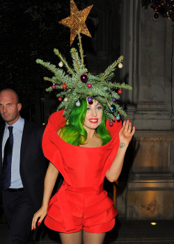 ladygagadaily:  Gaga arriving at her hotel