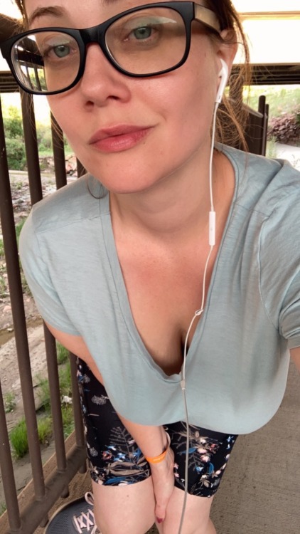 melody-theemilf:I love being stoned on my walks and felt like taking a cute selfie