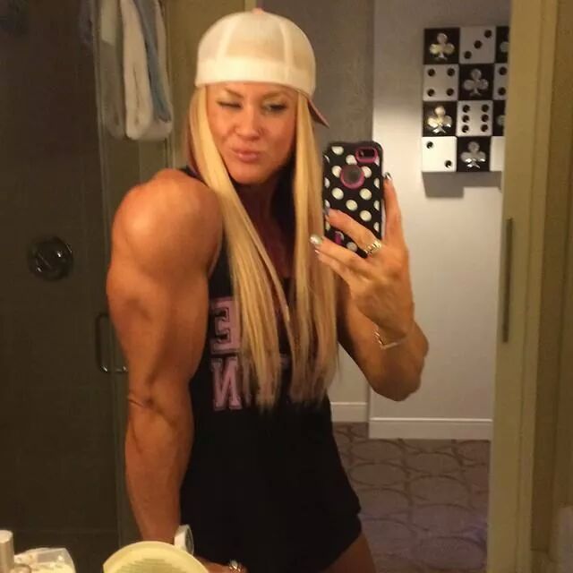 icecold-40:  Blonde bombshell… That tricep…