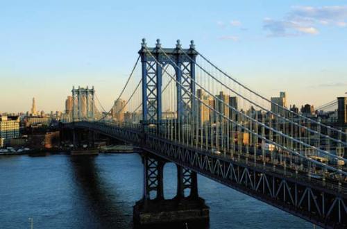 December 31 1909, The Manhattan Bridge opened.The Manhattan Bridge is a suspension bridge that cross