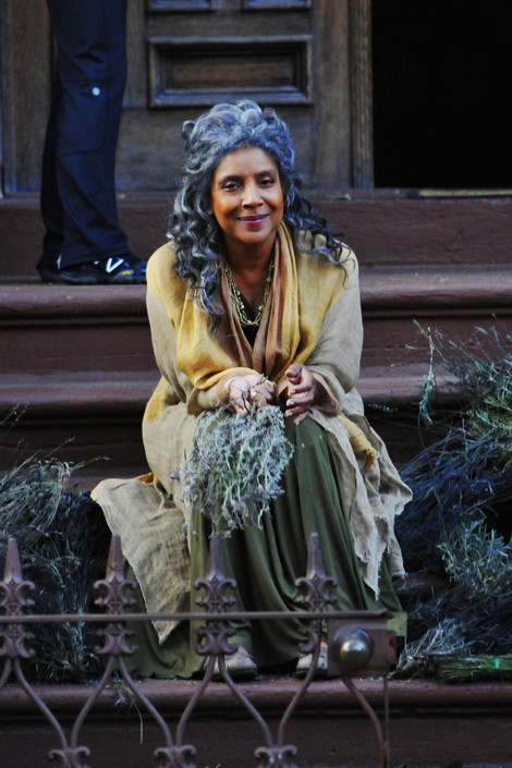 cheapthrilllss:  black—lamb:   Phylicia Rashad gets more and more beautiful with age.  i just love her <3    Her hairrrrr