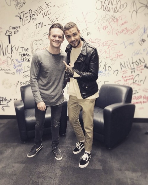liam93productions:xfuckkkk he looks so good! and hes wearing zayns jacket!!! i cant breath