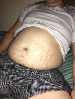 feedergirl:“This wasn’t here when we started dating babe, what happened?” Stretch marks give me heart eyes 