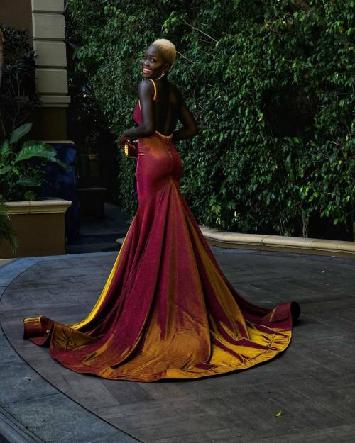 copperbasket:aaliyah-appollonia:dopeeeeeeshxt:Nyakim Gatwech at the 2018 Emmys Designer: lavie