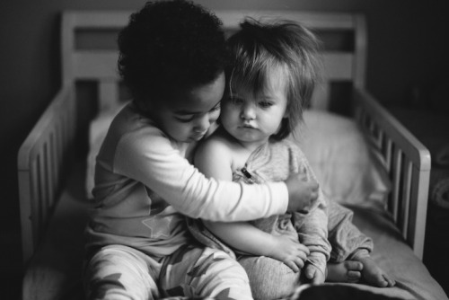 mymodernmet:  These Two Inseparable Sisters, Photographed by Mom Anna Larson, Show Love Knows No Bounds 