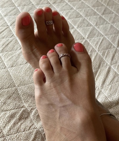 justlookin4u-ti-deactivated2022:cattivaqueen:Perfect feet for a nice morning stroke