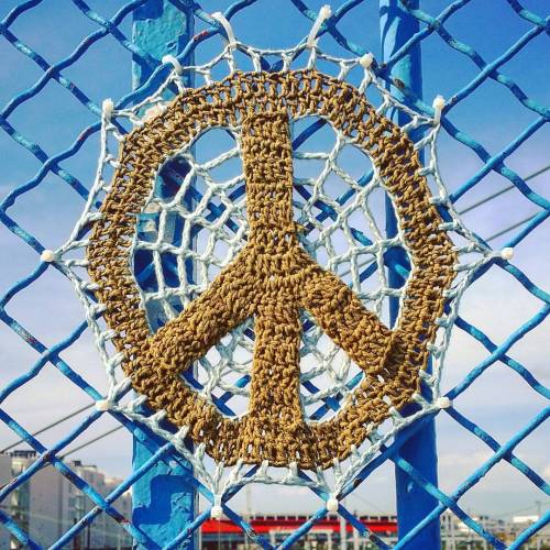 Faîtes du #crochet et la #Paix, pas la guerre !!! #StreetArt #Paris #peace #love #PeaceAndLove (à Rue Riquet (Paris 19))