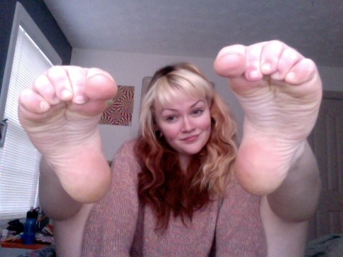 theeviltickler: Gorgeous girl wit very beautiful feet :)