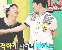 keyeomi:  Poor Jinki being groped (// ╥﹏╥//) 