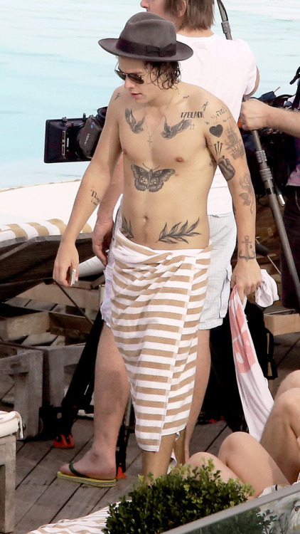 *requested* shirtless harry lockscreenslike if save/use pleaserequests are open!I advise taking a sc