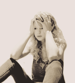 hermionegrarnger:   Taylor Swift Albums: Fearless (4/5) “To me, ‘fearless’ is not the absence of fear. It’s not being completely unafraid. To me, fearless is having fears. Fearless is having doubts. Lots of them.”  
