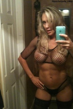 shiny-kit-syndrome:  Crazy fit MILF selfie