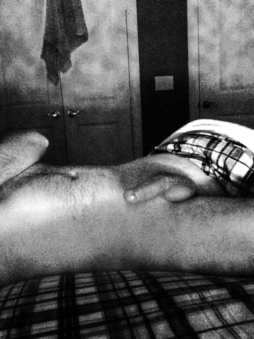 duckysposts:  topotheworld:  I really just didn’t want to get out of bed this morning.  Ladies…anyone like to join him?!?! A delicious little treat for our Saturdays…show him some love!  sassy-pantz quietlydelicious darkreleases omgdirtydd hptals