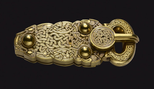 historyarchaeologyartefacts:Sutton Hoo gold belt buckle, early 7th century CE. Anglo-Saxon [OS][2000