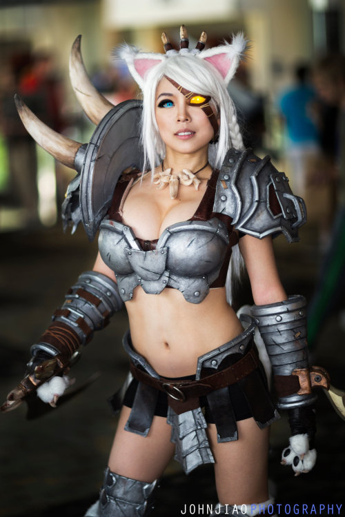 hotcosplaychicks:  Rengar genderbend cosplay by JohnJiaoPhotography  Follow us on Twitter - @hotcosplaychick