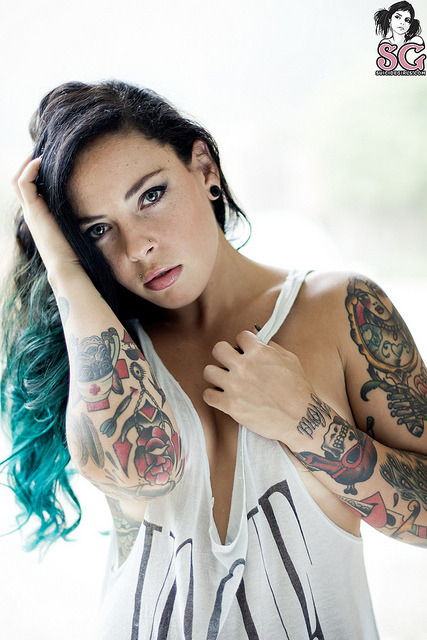 dwam:  Throughtheglass on Flickr. Eden on the frontpage of Suicidegirls ! 