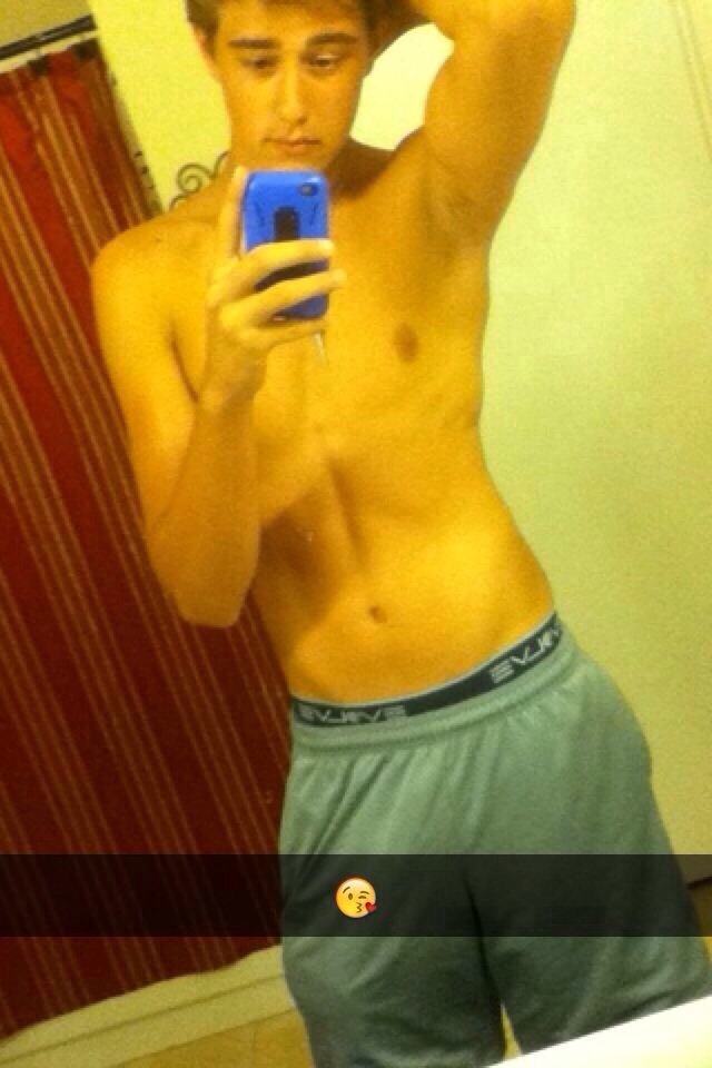 infiitetwink:  click for an infinite amount of twinks: http://infiitetwink.tumblr.comor