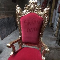 shay-gnar:  my throne 