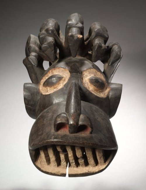 cma-african-art: Helmet Mask, early 1900s, Cleveland Museum of Art: African ArtDeliberately distorte
