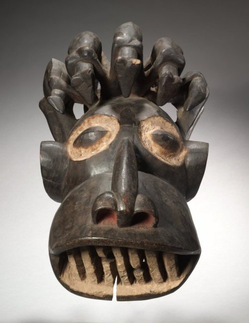 cma-african-art: Helmet Mask, early 1900s, Cleveland Museum of Art: African ArtDeliberately distorte