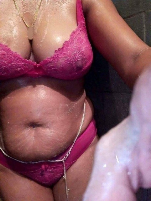 Bangladeshi girl make her nude bath selfi.