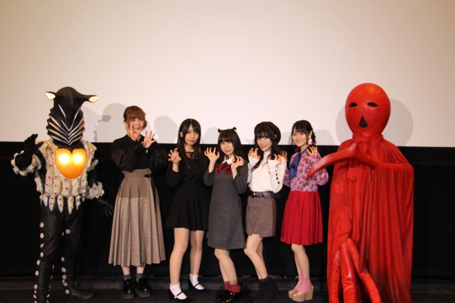 himanji:    『怪獣娘（黒）』公開記念舞台挨拶２日目！ガタノゾーア役の邪神？小倉唯も参戦！初めて怪獣を目の前にし、恐れを抱く小倉に、石原が怖くないよと握手をさせる一幕も。