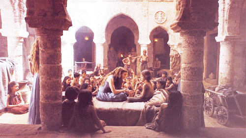 margsverger:“ Wherever she went, the smallfolk fawned on her, and Lady Margaery did all she co