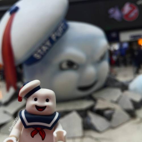 The mini and giant #staypuft #ghostbusterswaterloo #ghostbusters #legostorybr #lego (at London Water