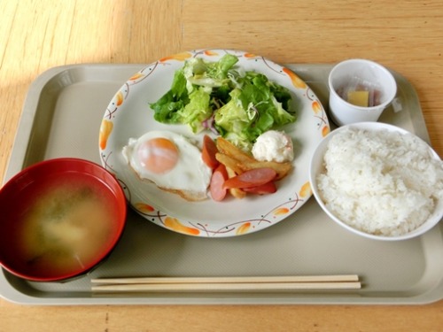 jeou:  Universities across Japan are beginning to offer balanced breakfast options for only 100 yen (Ũ.98) to students so they can show students the importance of breakfast on their health and well-being. 