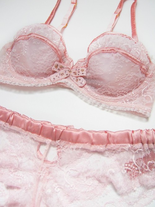 inlovewithburlesquelingerie: Lalilouche