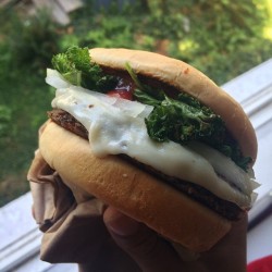 elizabeth-antoinette:  Afternoon delight: black bean patty, Daiya provolone, garlicky sautéed kale, sweet onion and homemade spicy ketchup. 