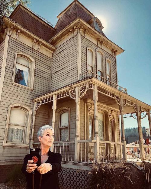 Jamie Lee Curtis At The Psycho House In Honor Of Her Mom