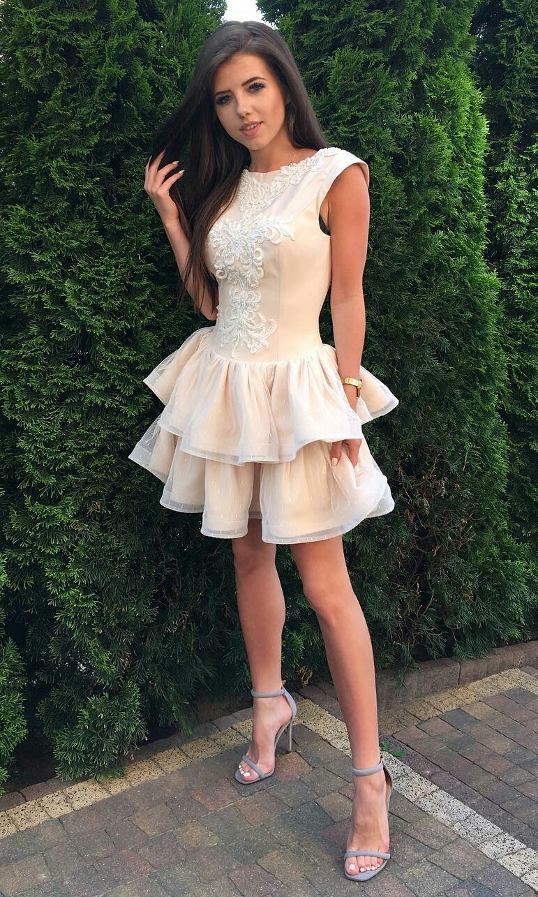 suki2links:  I ❤️ her cute mini dress and high heels, she has beautiful long